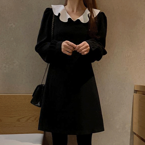 화이트 러플 카라 블랙 미니 원피스