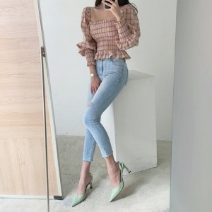 <b>체크 프릴 스모크 밴딩 크롭 블라우스</b>