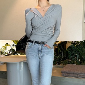 <b>슬림 어깨패드 크로스 꼬임 세미크롭 티</b>
